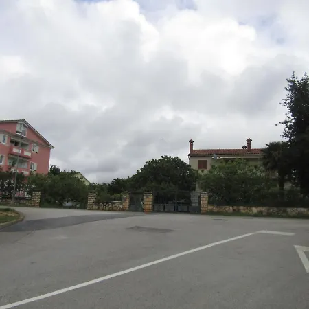 Gardens 2 * רוביני